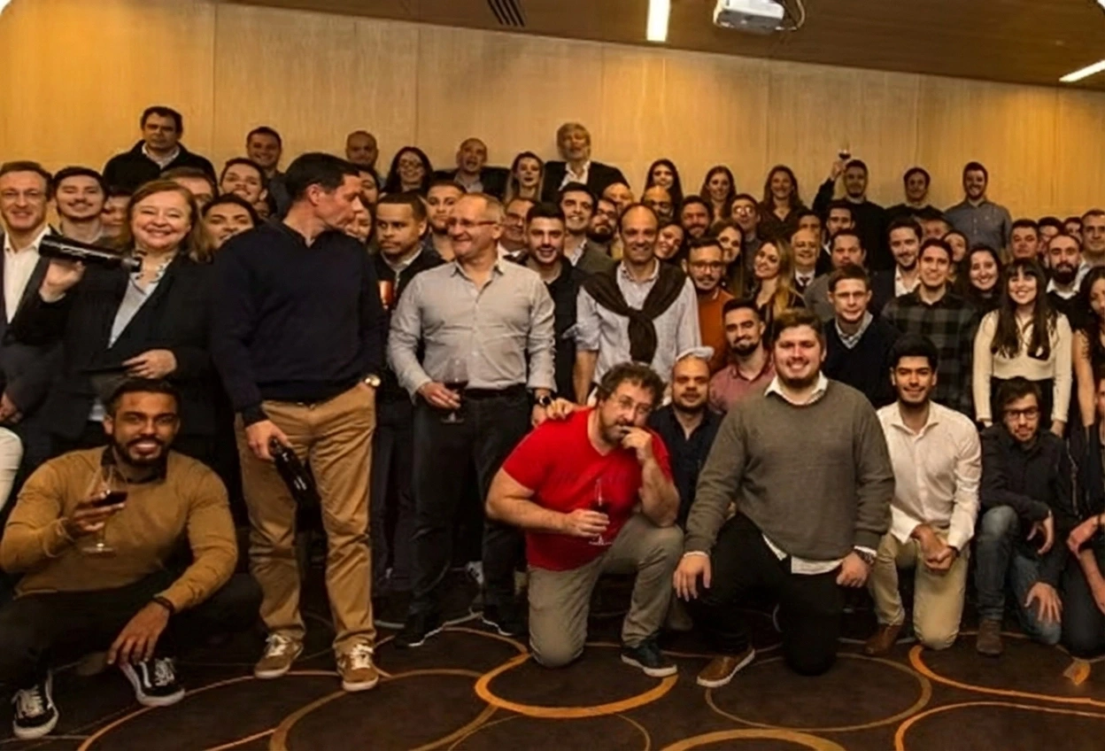 large group photo event gathering smiling